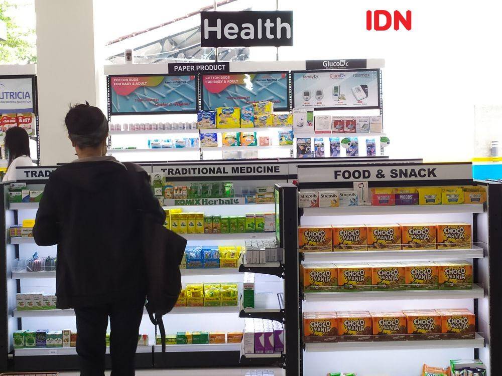 Seorang pembeli saat mencari dexamethasone apotek Kimia Farma Semarang. Fariz Fardianto/IDN Times