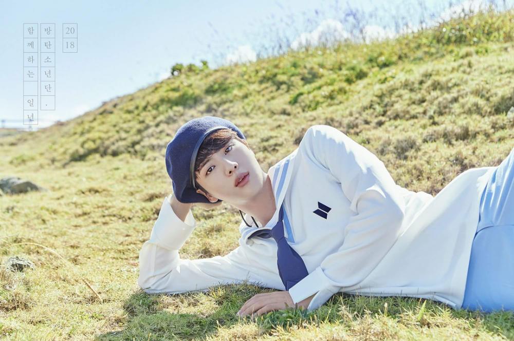 9 potret pesona jin bts berbusana casual, bikin melting para army