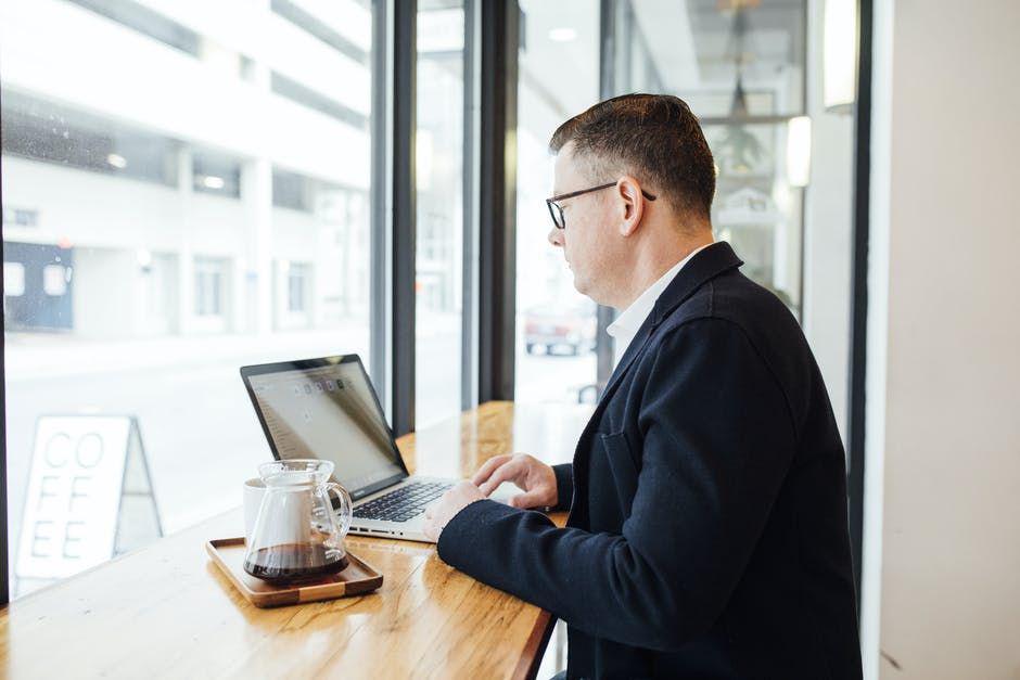 pexels.com/LinkedIn Sales Navigator