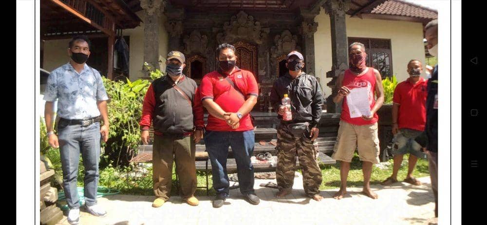 Warga pemotong Paus Lodan yang terdampar di Pantai Lembeng, Desa Ketewel Kecamatan Sukawati Kabupaten Gianyar pada Kamis (18/6) (Dok.IDN Times/BKSDA Bali)