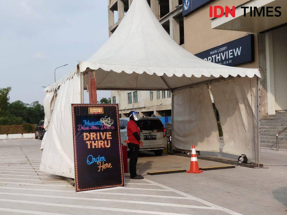 Suasana Drive-thru Dine-in Meikarta, Bekasi pada Jumat (19/6). IDN Times/Zahrotustianah