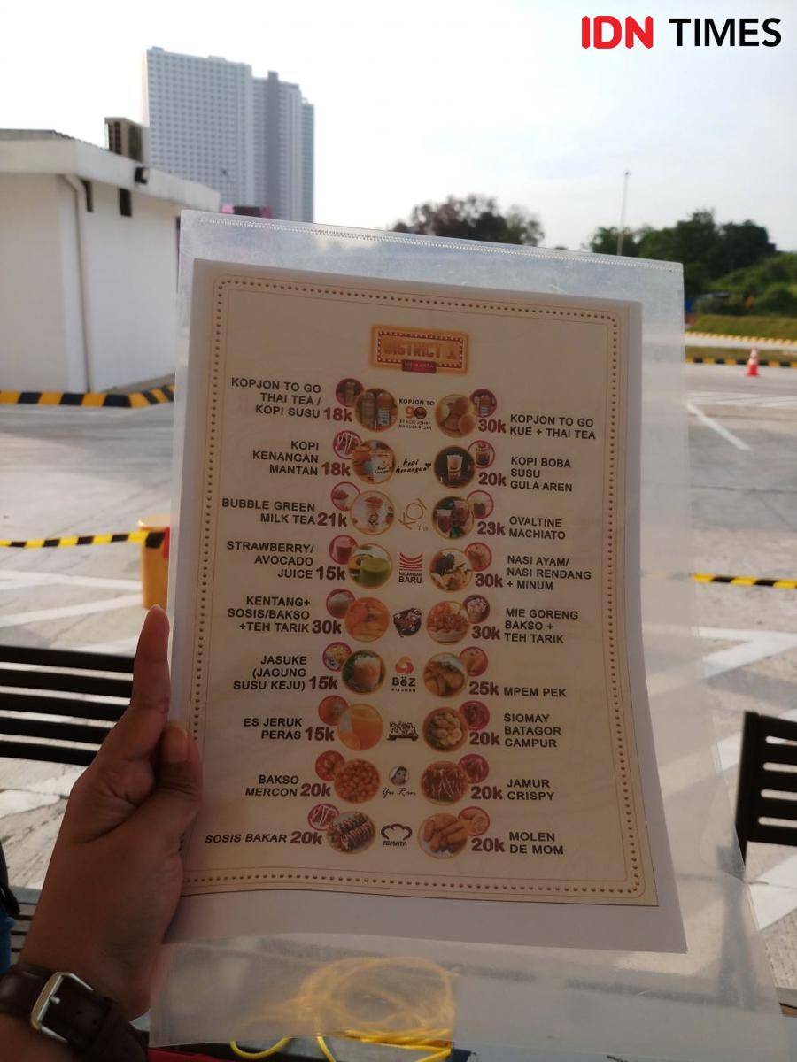 Suasana Drive-thru Dine-in Meikarta, Bekasi pada Jumat (19/6). IDN Times/Zahrotustianah