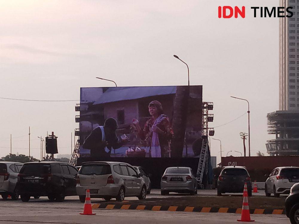 Suasana Drive-thru Dine-in Meikarta, Bekasi pada Jumat (19/6). IDN Times/Zahrotustianah
