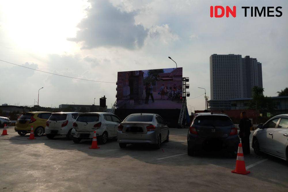 Suasana Drive-thru Dine-in Meikarta, Bekasi pada Jumat (19/6). IDN Times/Zahrotustianah