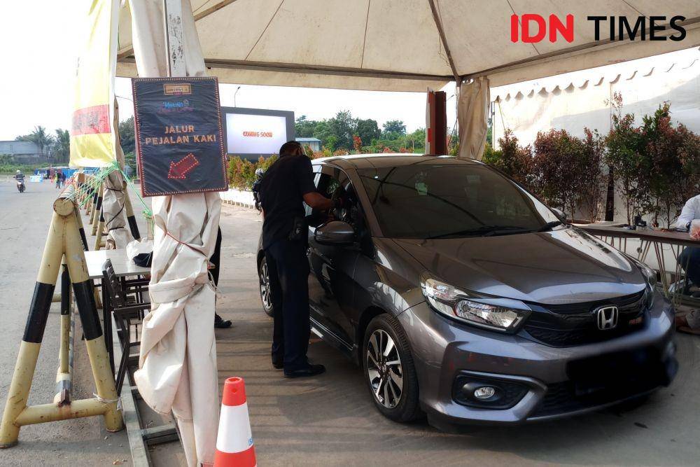 Suasana Drive-thru Dine-in Meikarta, Bekasi pada Jumat (19/6). IDN Times/Zahrotustianah