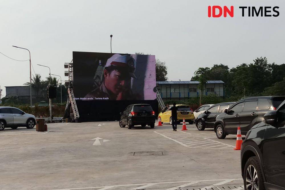 Suasana Drive-thru Dine-in Meikarta, Bekasi pada Jumat (19/6). IDN Times/Zahrotustianah