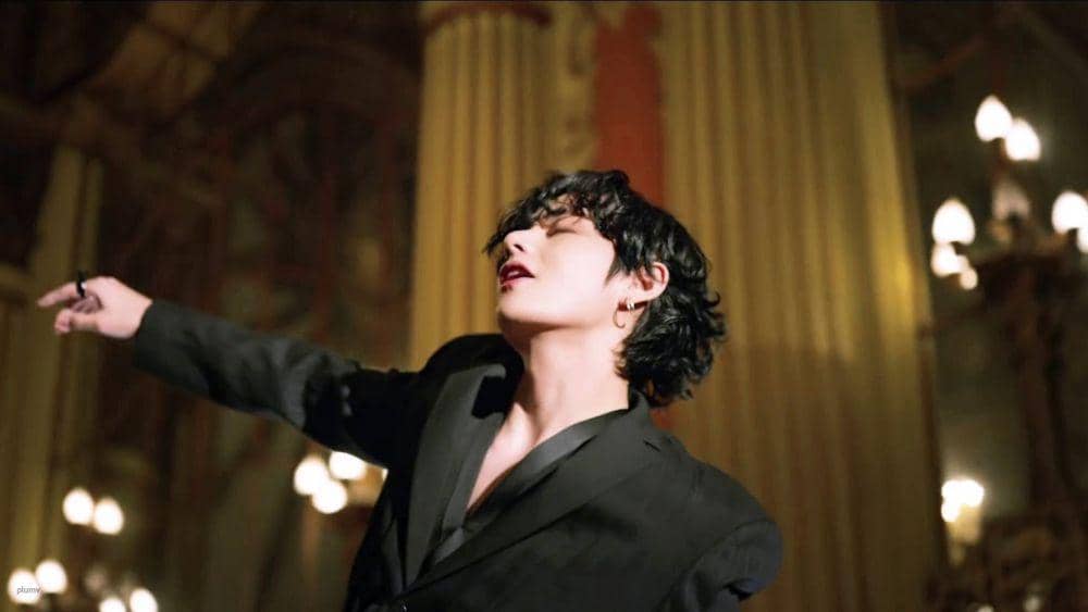 10 Potret V BTS Pancarkan Aura Menggoda, Bikin Deg-degan!