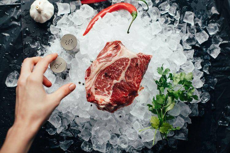 ilustrasi daging sapi segar (Unsplash/Victoria Shes)