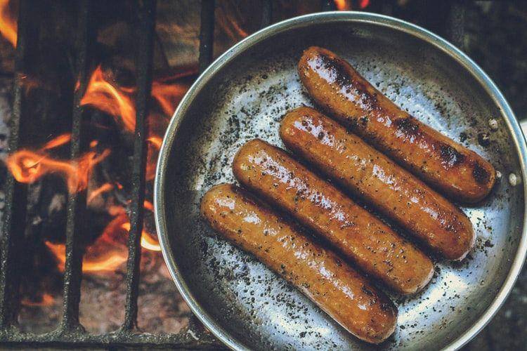ilustrasi sosis bakar (Unsplash/Rachel Clark)
