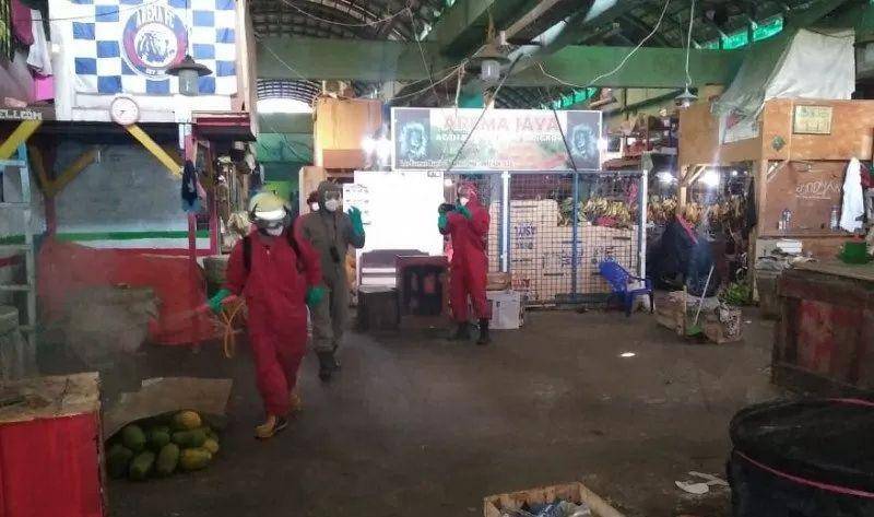 Penyemprot disinfektan di Pasar Induk Kramat Jati, Jakarta Timur (ANTARA/Andi Firdaus)