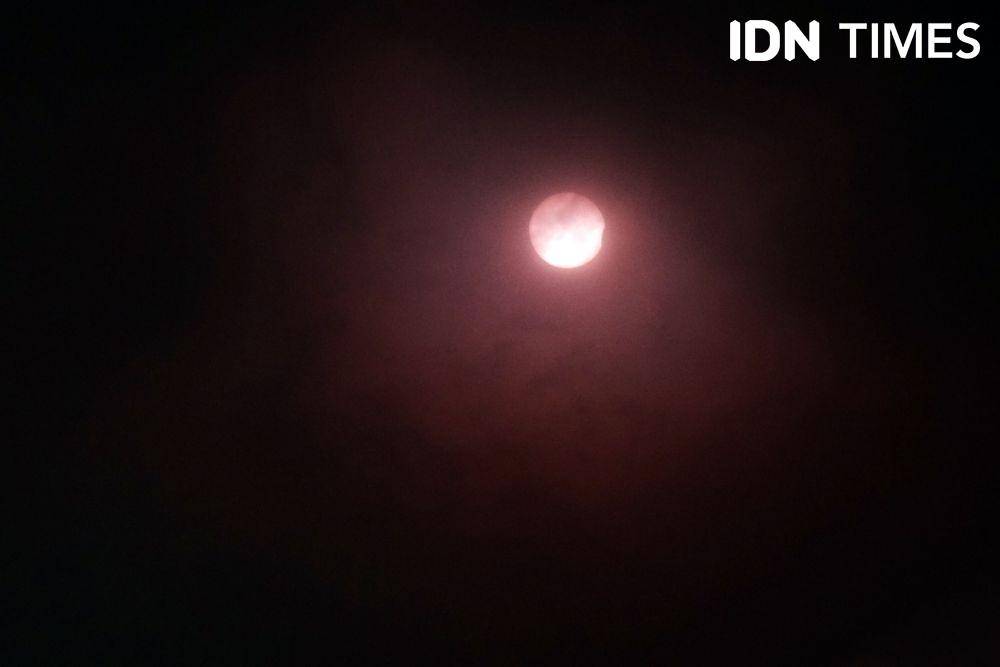 Gerhana Matahari Cincin Sebagian di Palembang, Sumatera Selatan, Minggu (21/6/2020). (IDN Times/ Deryardli Tiarhendi)