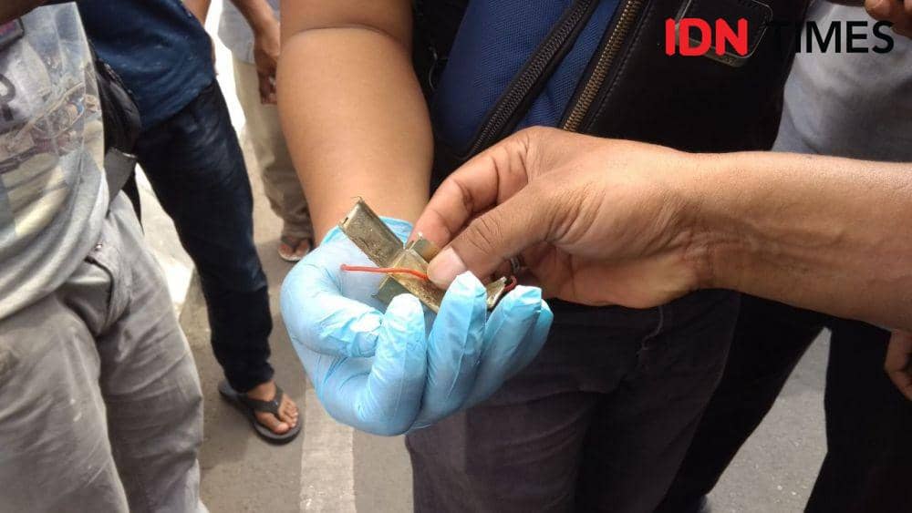 Serpihan berupa lempengan serta kabel yang ditemukan dari dalam bungkusan mencurigakan diduga bom (IDN Times/Saifullah)