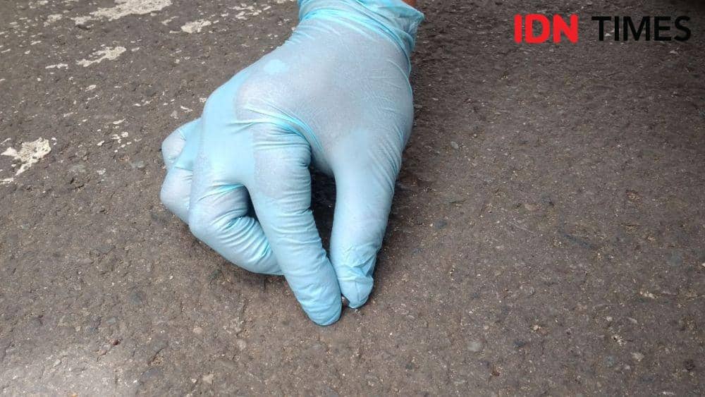 Serpihan berupa bola besi kecil yang diduga ditemukan dari dalam bungkusan mencurigakan usai diledakkan (IDN Times/Saifullah)