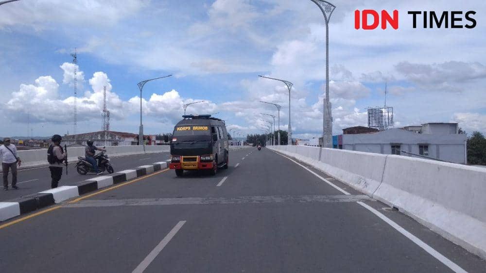 Petugas kepolisian saat mengamankan jalan layang di Simpang Surabaya, Kota Banda Aceh (IDN Times/Saifullah)