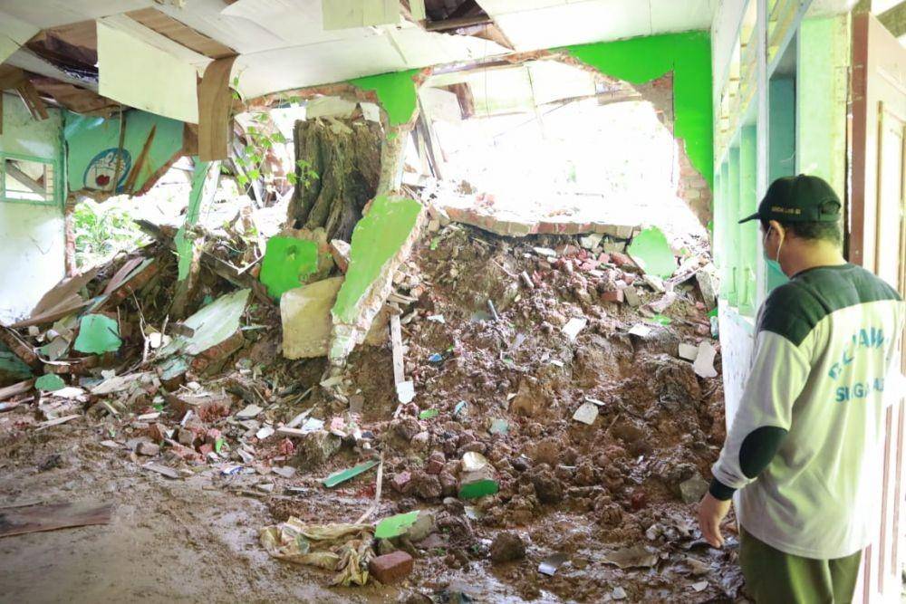 Longsor kian mengancam aktivitas di SMP 13 Samarinda, selain pandemik COVID-19. (IDN Times/Istimewa)