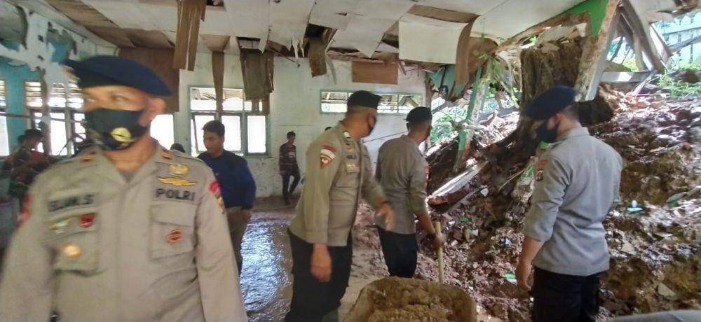 Personel kepolisian saat meninjau longsor yang semakin mengkhawatirkan. (IDN Times/Istimewa)