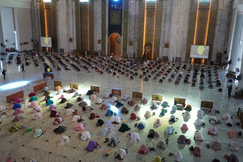Pelaksanaan salat Gerhana Matahari di Masjid Al Akbar Surabaya, Minggu (21/6). Dok. Masjid Al Akbar Surabaya