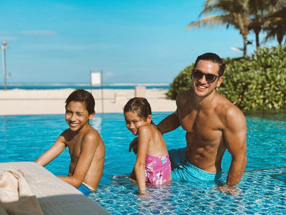 Hot Papa Banget, 9 Artis Ini Momong Anak Sambil Pamer Perut Sixpack