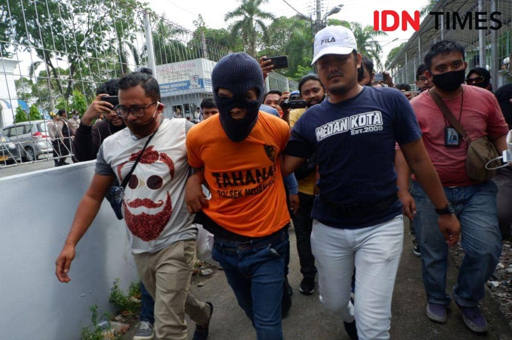 Ayah Bunuh 2 Anak Tiri Ditangkap, Dicaci Maki Warga saat Dibawa ke TKP