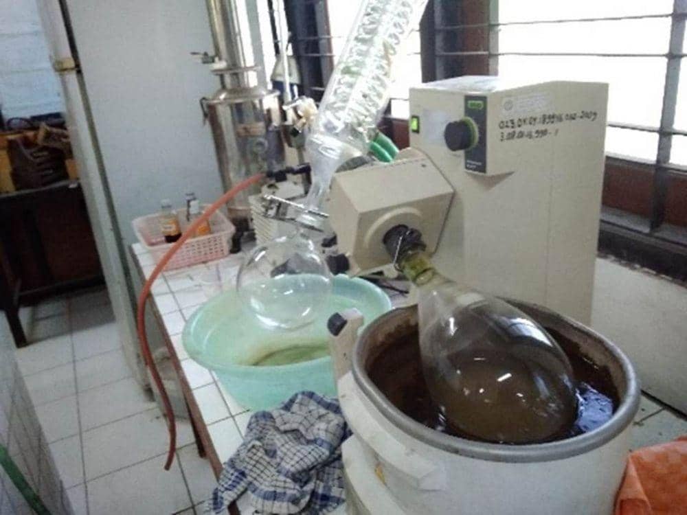 Mahasiswa UNY saat membuat salep dari bahan daun waru. Dok: Humas UNY
