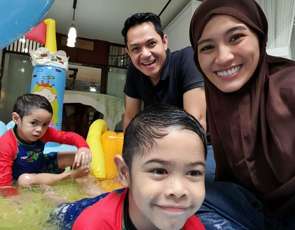 9 Potret Kompak Dude Harlino Bersama Keluarga di Rumah, Panutan!