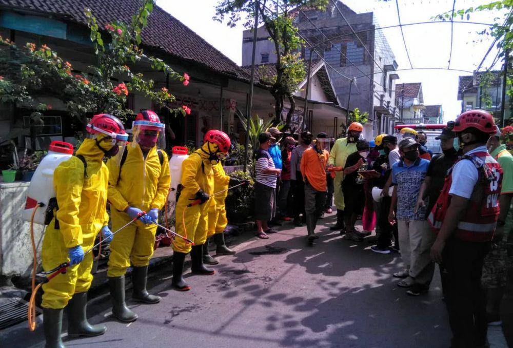 Warga bersa relawan bergotong royong untuk melakukan penyemprotan di Kelurahan Mergosono. Dok/Humas Pemkot Malang