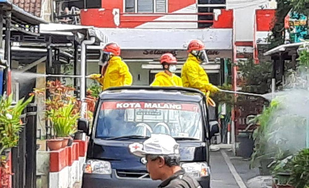Relawan bersama warga melakukan penyemprotan disinfektan di kawasan Kelurahan Mergosono. Dok/Humas Pemkot Malang