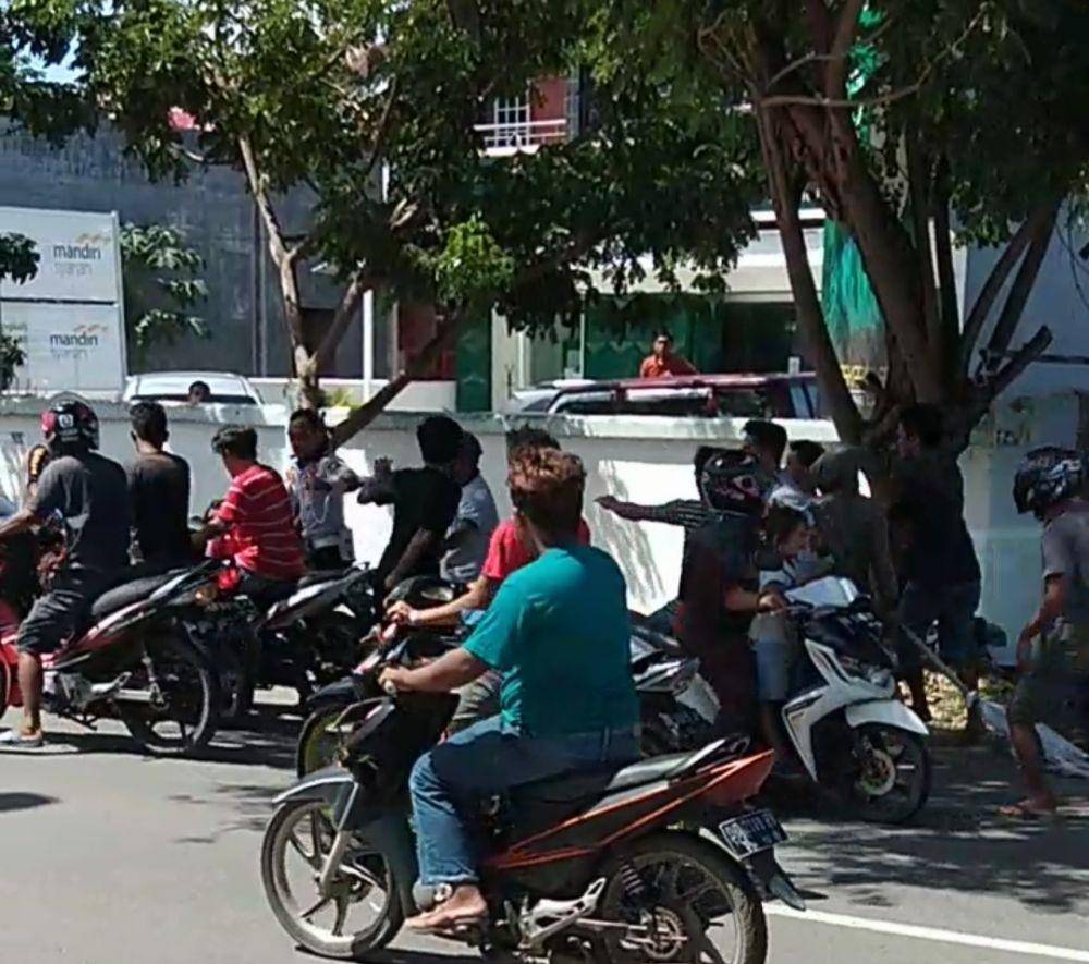 Potongan rekaman video petugas Dishub Bulukumba, Sulsel dikeroyok sejumlah massa pengatar jenazah/Screenshot video