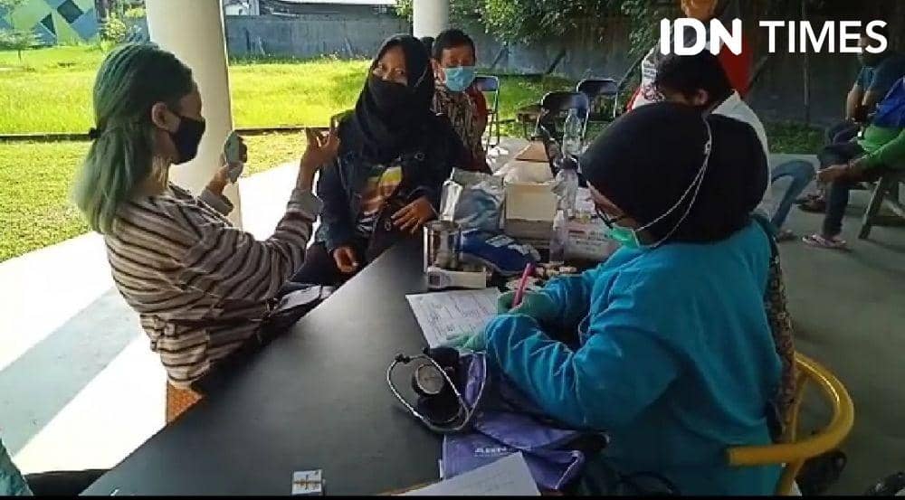 PMI Samarinda saat mencatat para pendonor (IDN Times/Yuda Almerio)