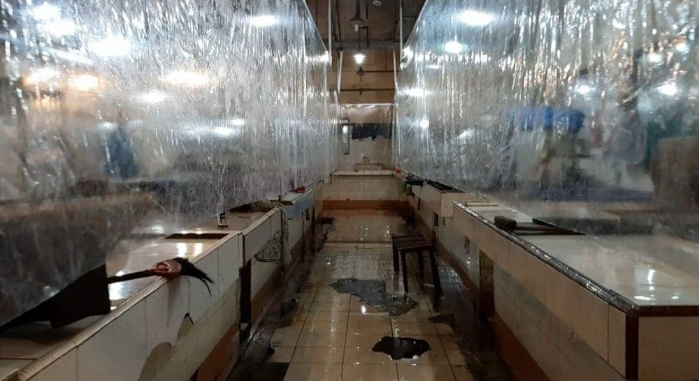 Lapak Pedagang Bahan Basah di 21 Pasar Surabaya Dipasang Tirai Plastik