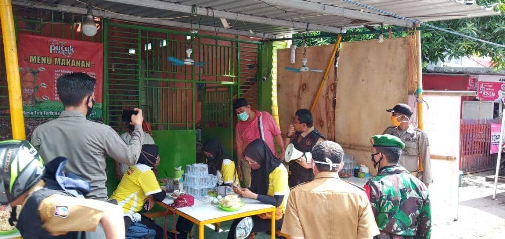 Tim gabungan melakukan razia memastikan Perwali Makassar tentang pencegahan COVID-19 berjalan. IDN Times/Satpol PP Makassar
