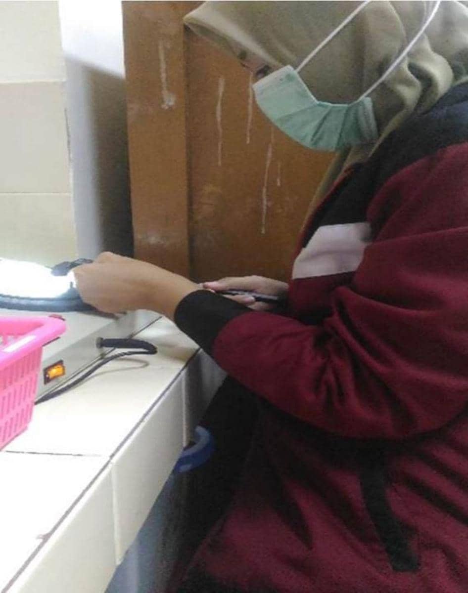 Mahasiswa UNY saat membuat salep dari bahan daun waru. Dok: Humas UNY