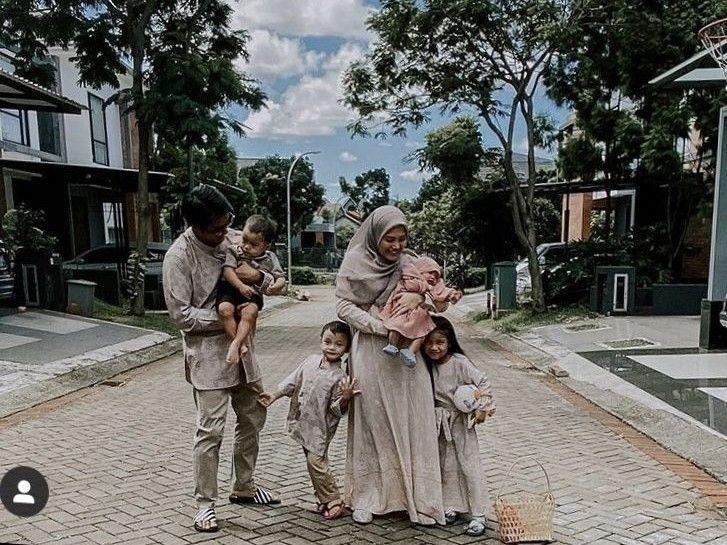 7 Tahun Menikah, 10 Keromantisan Herfiza & Ricky Harun dengan 4 Anak