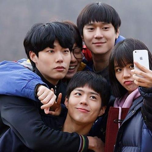 10 Idol KPop Cewek yang Mempunyai Banyak Teman Lawan Jenis