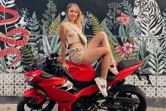 Gadis influencer dan miliarder asal Rusia Anastasia Tropitsel kecelakaan motor di Bali (Instagram/@nastyatropi)