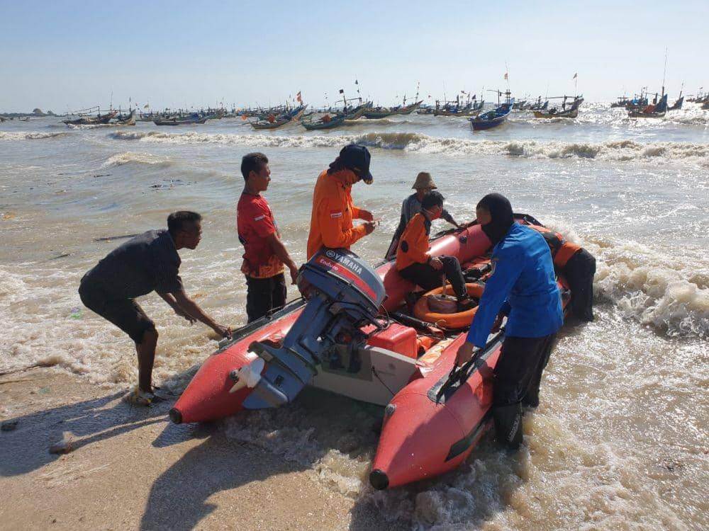 Petugas melakukan pencarian korban tenggelam. IDN Times. Dok. BPBD Tuban