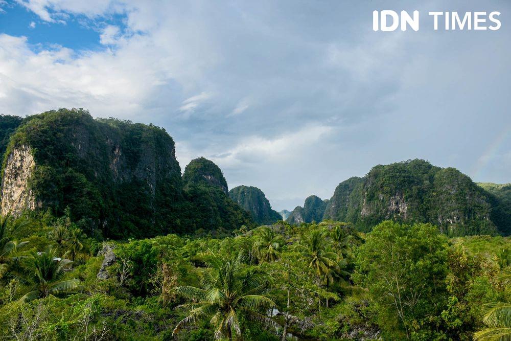 Pemandangan pegunungan karst di Rammang-Rammang, Desa Salenrang, Maros, Sulawesi Selatan. IDN Times/Indra Abriyanto/bt