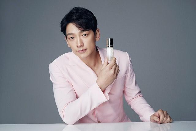 9 Potret Terbaru Rain, Ayah Dua Anak Ini Makin Memesona