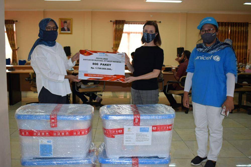 UNICEF Indonesia menyalurkan paket recreational kits kepada Lembaga Kesejahteraan Sosial Anak (LKSA) Handayani, Senin (22/6) (Dok. Kemensos)