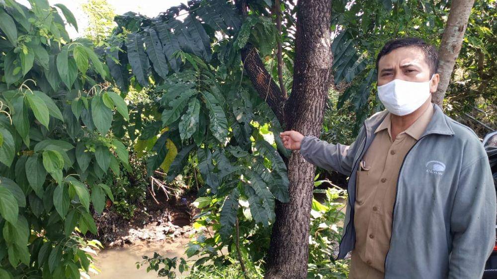 Petugas Dinas Kebudayaan dan Pariwisata Kabupaten Kediri menunjukkan lokasi temua sumur kuno, IDN Times/ istimewa