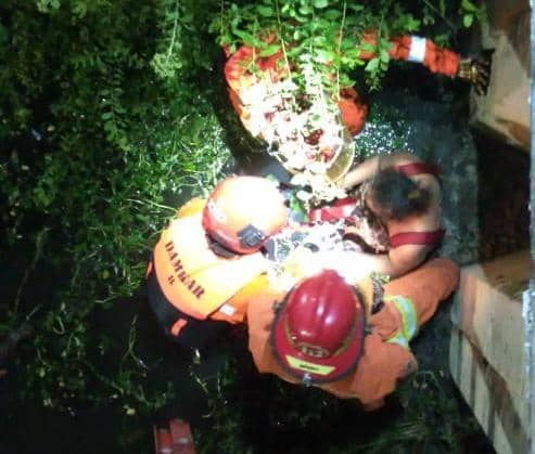 Evakuasi seorang perempuan yang berendam di sungai selama dua hari. Dok.IDN Times/Istimewa