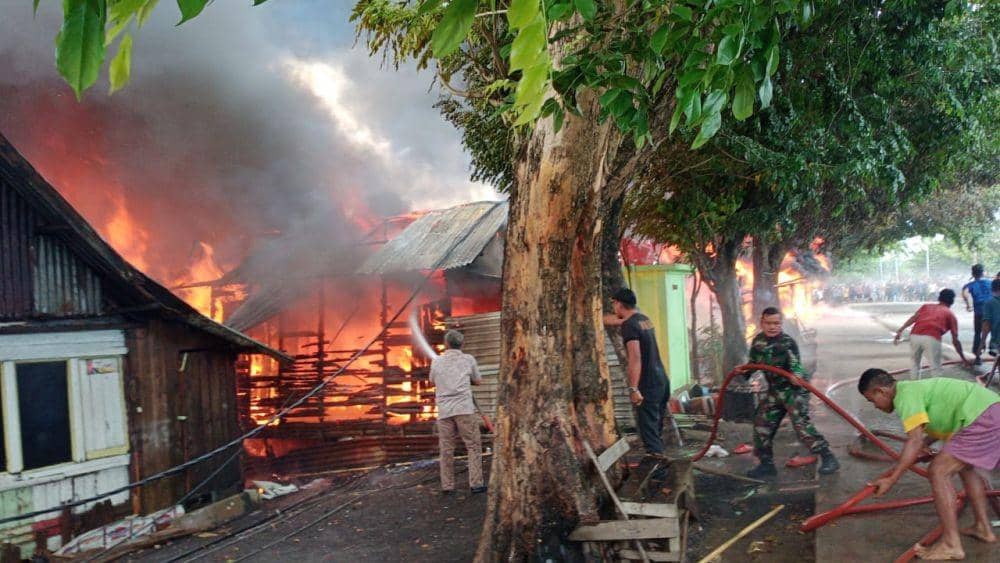 Proses pemadaman rumah yang terbakar (IDN Times/Istimewa)