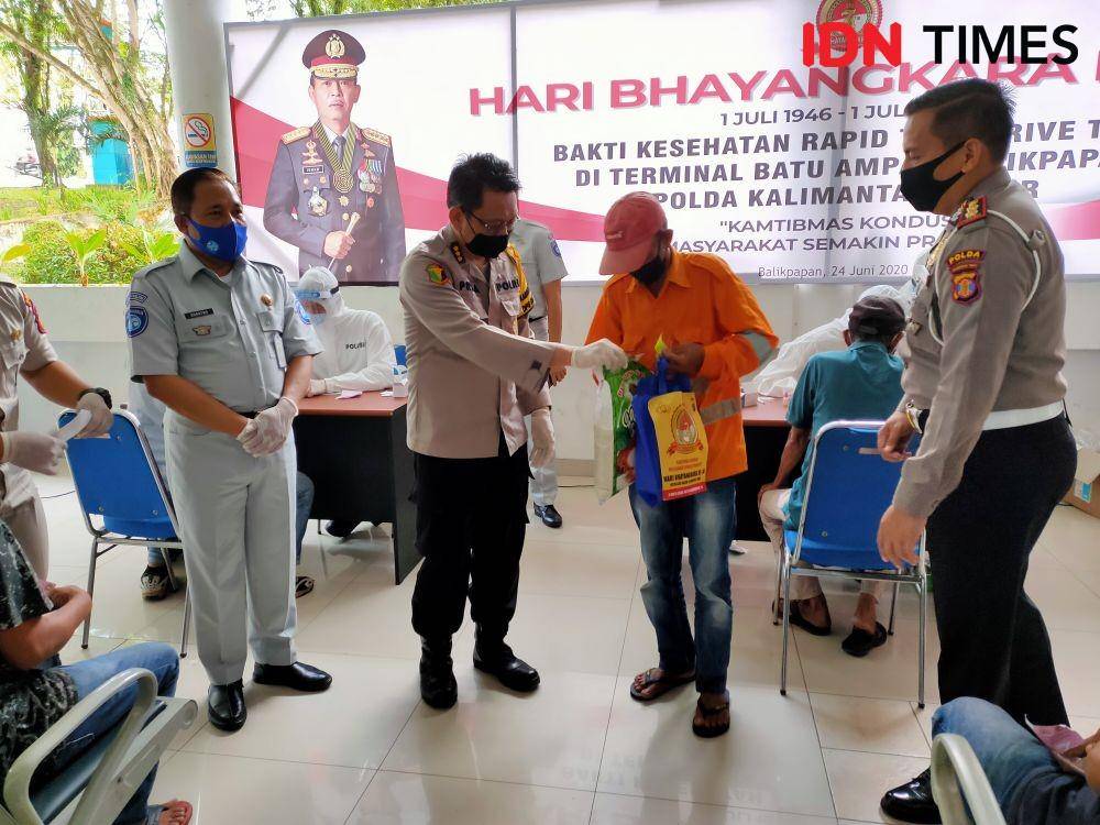 Ilustrasi pemberian bantuan sembako. IDN Times / Hilmansyah