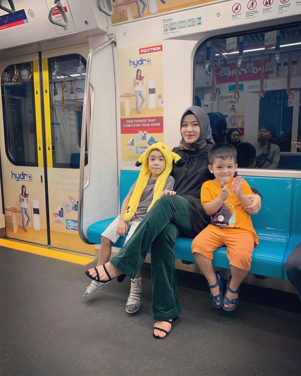9 Potret Sherrin Tharia Ketika Momong Anak, Istri yang Gugat Zumi Zola