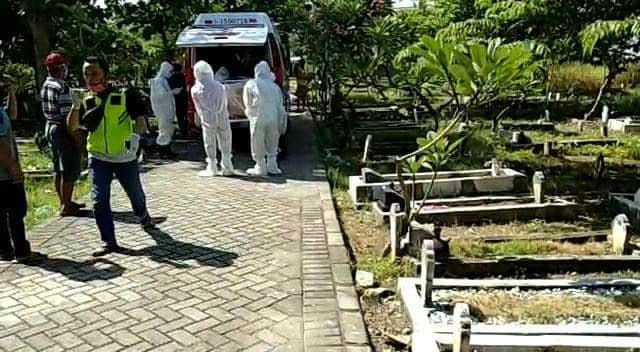 Tangkapan layar video pengembalian jenazah yang tertukar di Surabaya. IDN Times/ Dok istimewa