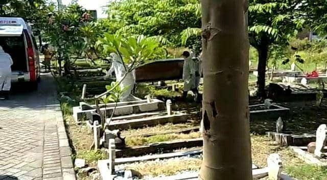 Tangkapan layar video pengembalian jenazah yang tertukar di Surabaya. IDN Times/ Dok istimewa