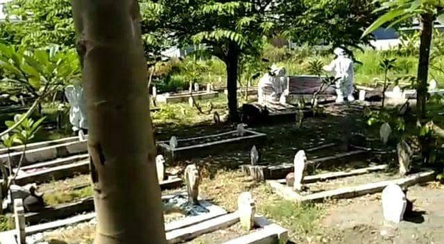 Tangkapan layar video pengembalian jenazah yang tertukar di Surabaya. IDN Times/ Dok istimewa