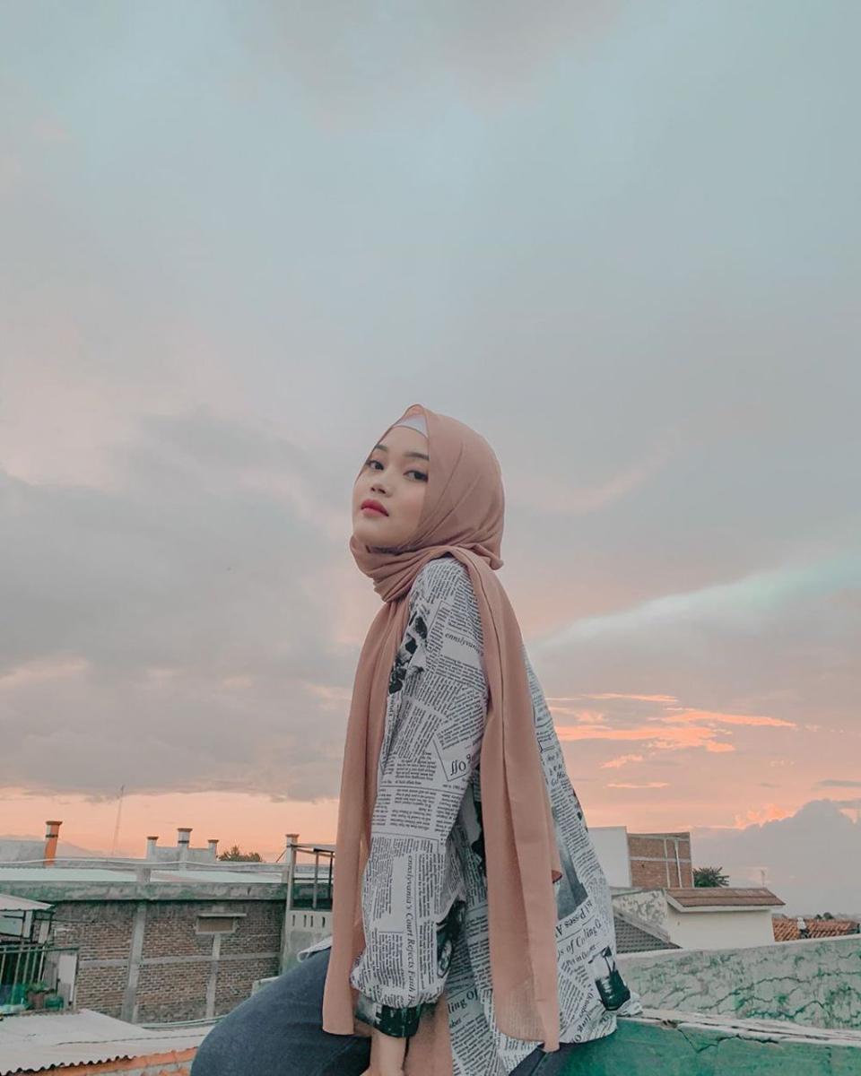9 Inspirasi Outfit Hijab yang Simpel dan Stylish ala Putri Delina