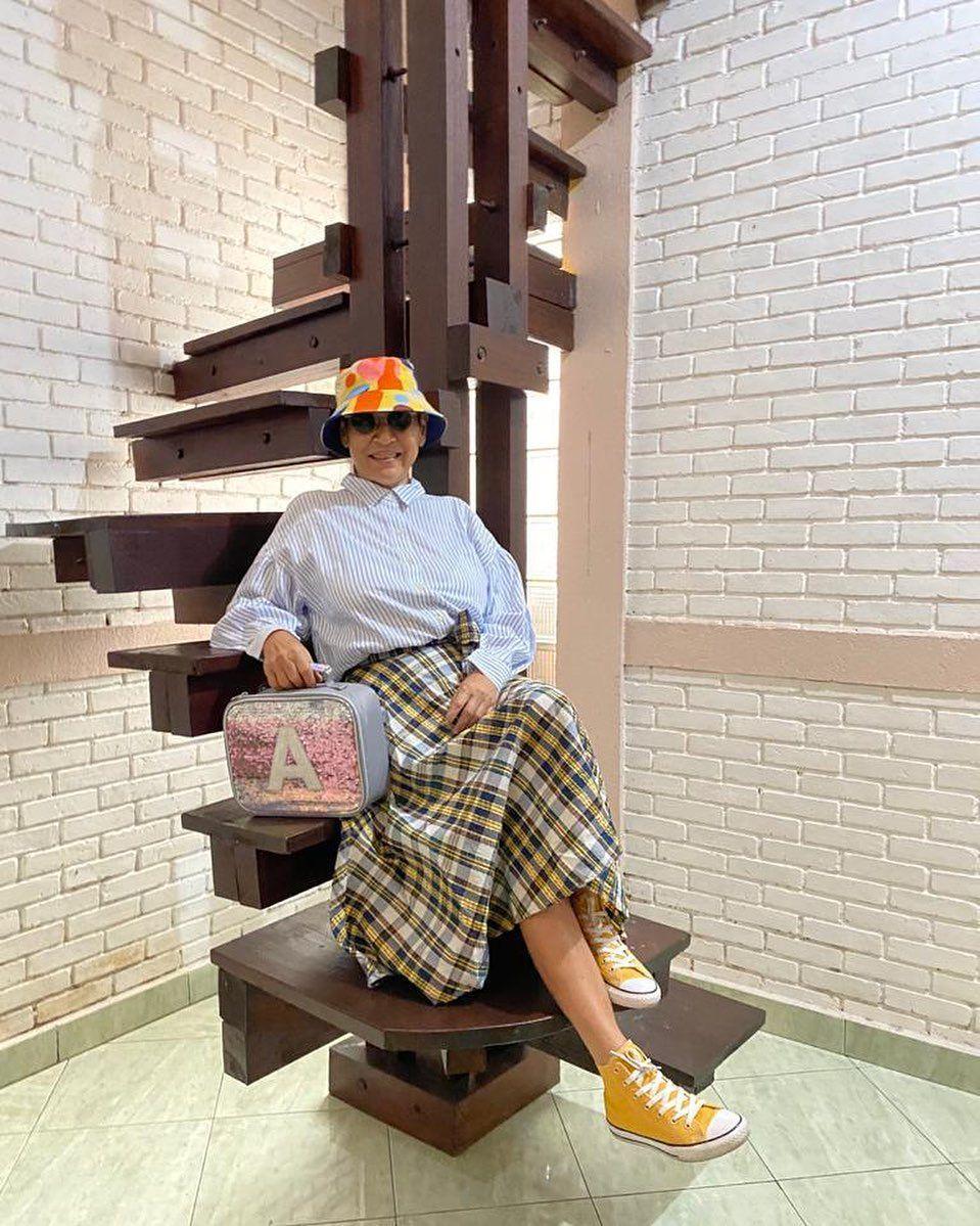 9 Potret Ibunda Okky Lukman yang Kece Kebangetan, Anak Muda Lewat deh!