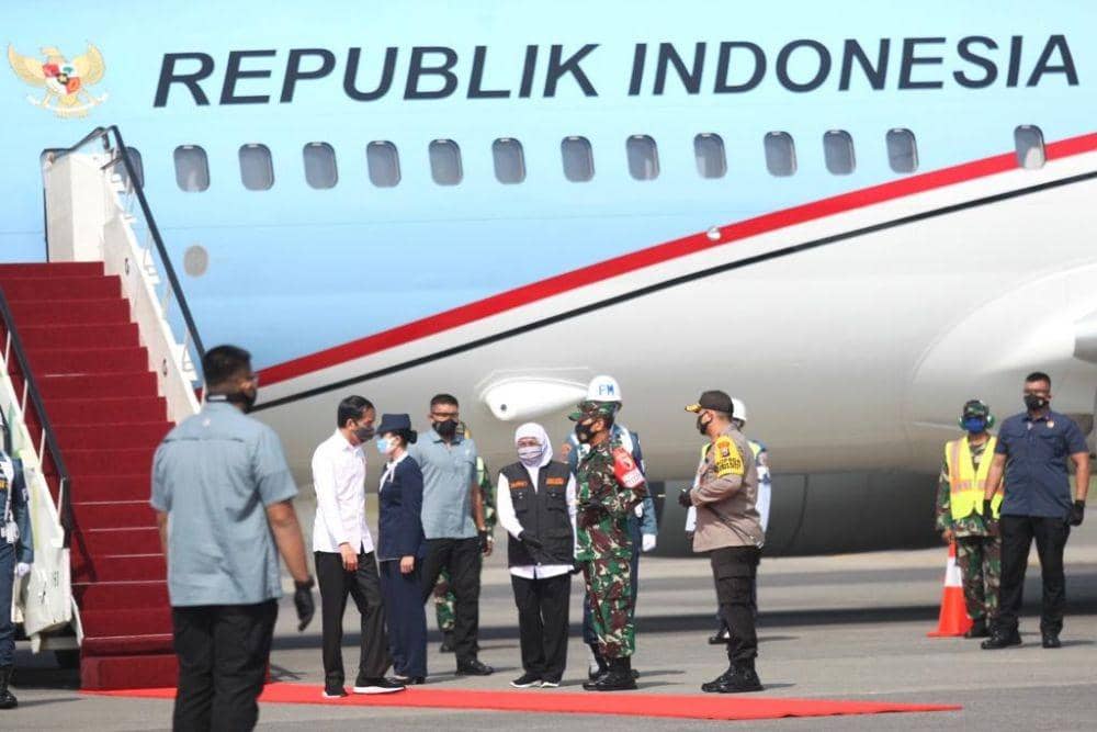 Presiden Jokowi tiba di bandara Juanda, Surabaya untuk melakukan kunjungan ke Jawa Timur, Kamis (25/6). Dokumentasi Humas Pemprov Jawa Timur